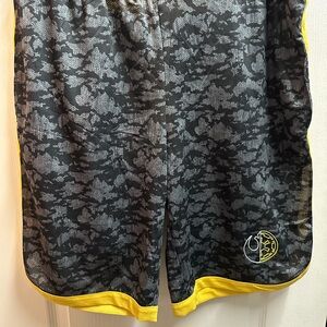 Disney Parks  Star Wars men's Stylish Gray and Yellow Shorts size L/ NWOT A114